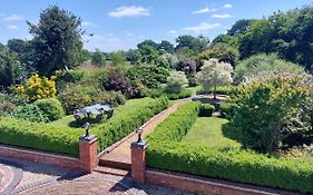 Beautiful 3 Bedroom Cottage - Picturesque Retreat